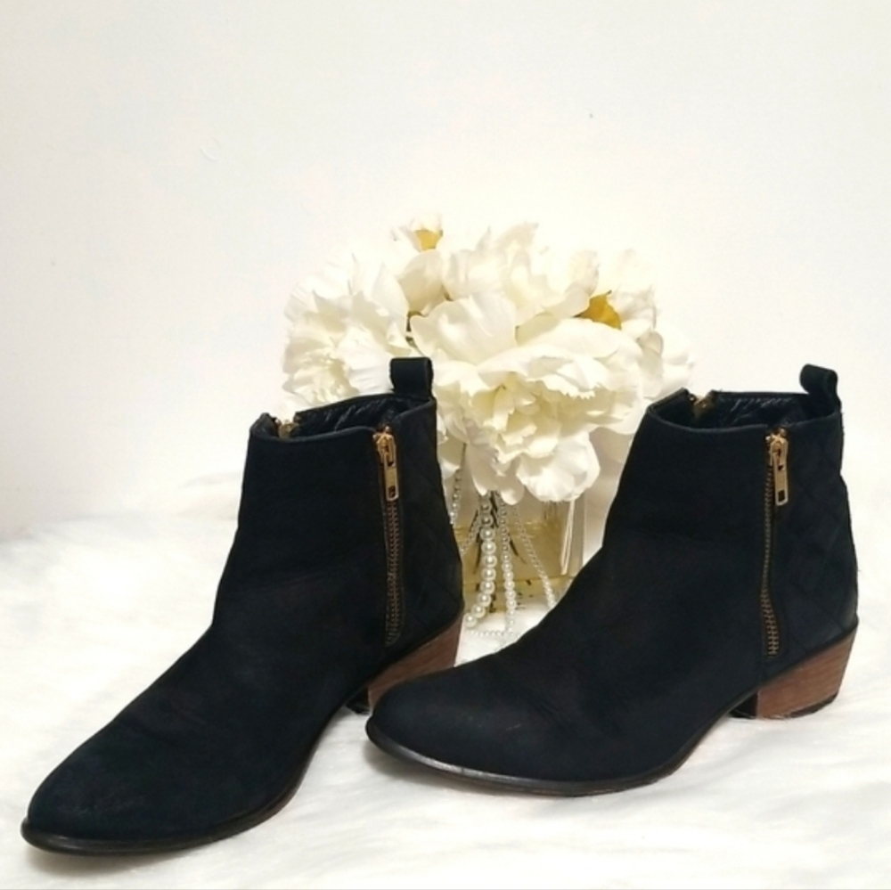 STEVE MADDEN 'NYRVANA' Black Leather Ankle Boots with Brown Heel and Gold Zipper
